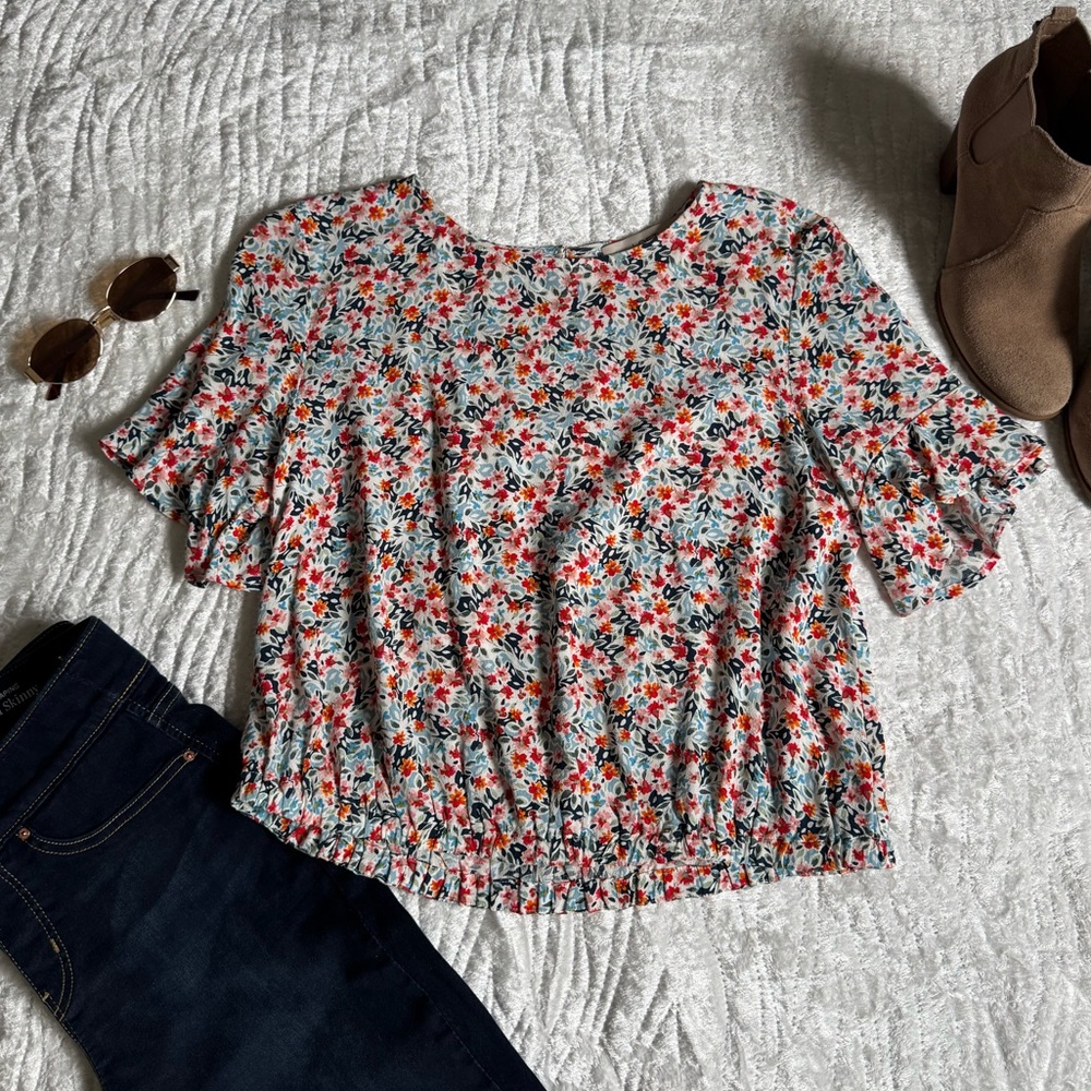 Like New!✨ LOFT White Floral Short Sleeve Ruffle Hem Top